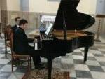 il pianista Marco Grilli durante l'esecuzione dello Studio n.2 "La leggerezza" del compositore Francesco Marino